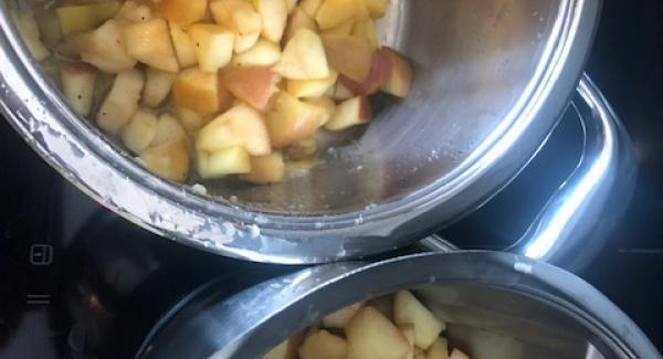 Nach Ablauf der Garzeit, die Hälfte der Äpfel fein mixen und unter die Apfelstücke heben.