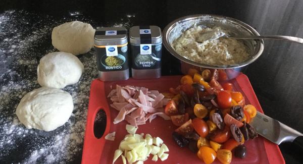 Zwiebel und Knoblauch schälen, Zwiebeln in feine Streifen schneiden und den Knoblauch hacken. Alles bereitstellen. (MIse en place)