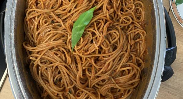 Spaghetti dazu geben und mit der Sauce vermischen. Mit dem Oval Easyquick verschliessen und auf auf A 10 Minuten smart im Dampf garen.