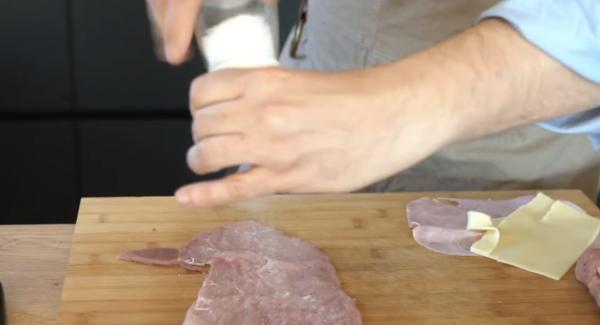 Das Schweineschnitzel von beiden Seiten gut mit Salz und Pfeffer würzen.