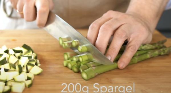 200g Spargel kleinschneiden.