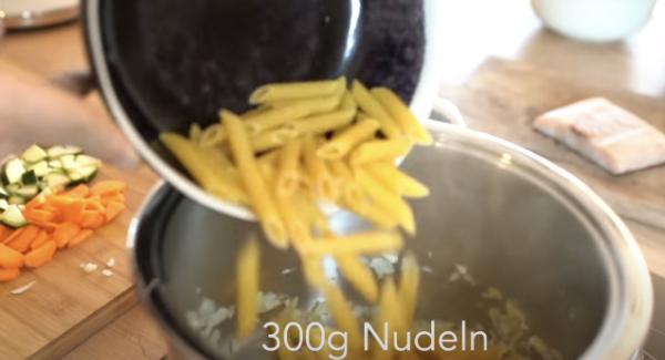 300g Nudeln in den Topf geben.