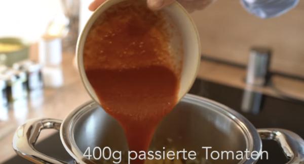 400g passierte Tomaten dazugeben.