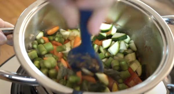 Das geschnittene Gemüse, sowie eine halbe Paprika (kleingeschnitten) zu den Nudeln geben und alles gut umrühren.