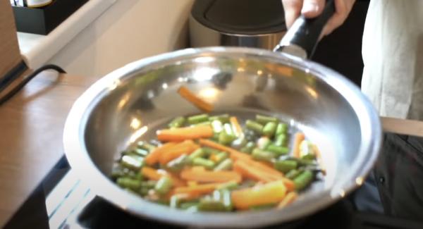 Die Möhren und Spargel in der Hotpan anbraten.