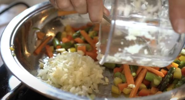 Das restliche Gemüse mit in die Hotpan geben.