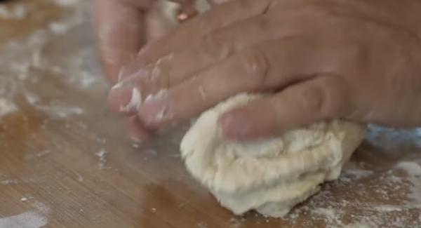 Eine Kugel kneten und anschließend in eine Schüssel legen und mit einem Handtuch abdecken.