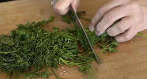 Dill, Petersilie und Schnittlauch kleinhacken.