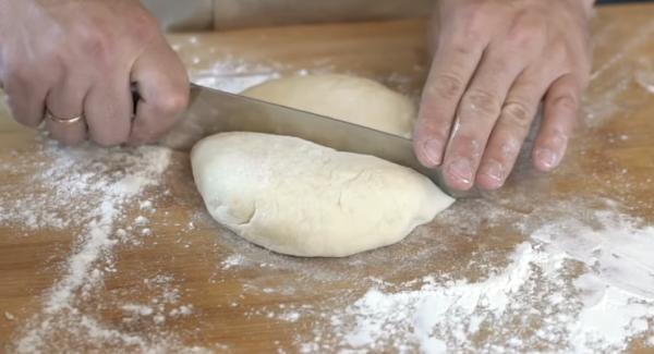 Das Brot in zwei Teile teilen.