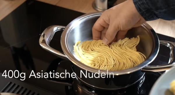 400g Asiatische Nudeln in einen Topf legen.