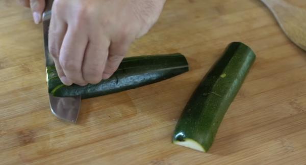 Eine Zucchini ebenfalls in längliche Stifte scheiden.