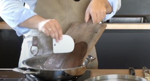 Das Küchenbrett gut mit Wasser befeuchten.