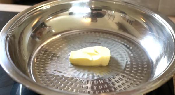 ca. 50g Butter in die Hotpan geben. Anschließend den Herd auf Stufe 7 einschalten.