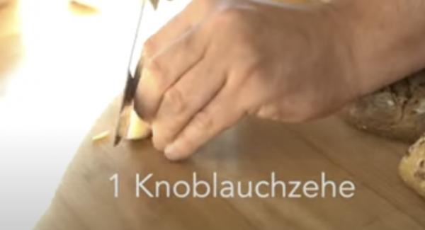 Eine Knoblauchzehe kleinschneiden.