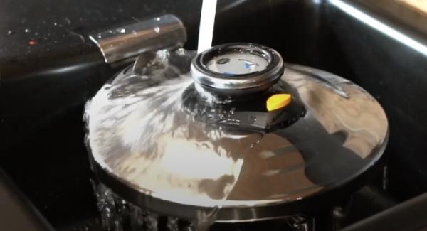 Den Topf kurz unter kaltes Wasser stellen und den gelben Knopf drücken, damit der Dampf entweichen kann.