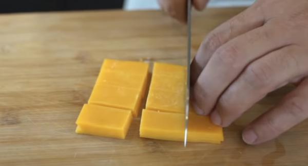 Den Cheddar in Würfel schneiden.