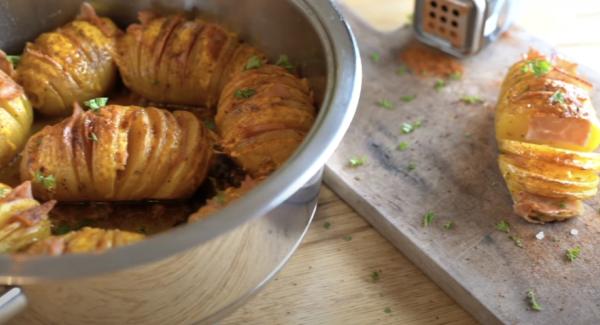 Zum Schluss die Petersilie über die Kartoffeln geben.