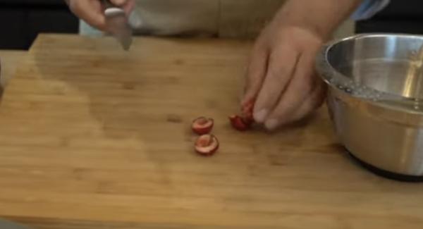 400g Kirschen halbieren und entkernen.