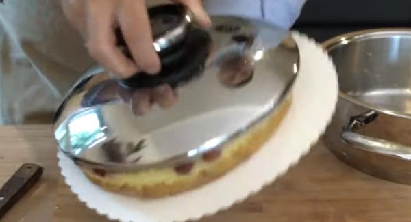 Danach den Kuchen auf einen Teller legen und mit Puderzucker bestäuben.