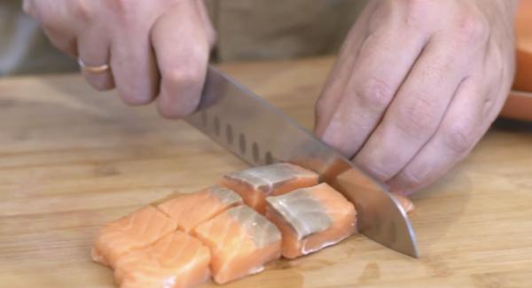 Den TK-Lachs auftauen lassen und in Würfel schneiden.