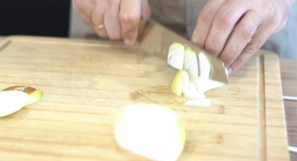Eine Gemüsezwiebel in kleine Würfel schneiden.