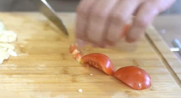 500g Tomaten den grünen Teil rausscheiden.