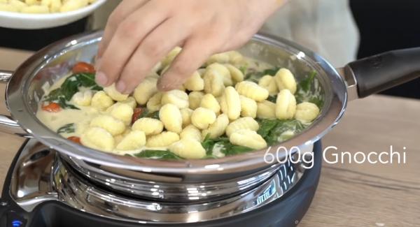 Sobald die Zeit abgelaufen ist, den Deckel öffnen und alles gut umrühren. Danach die 600g Gnocchi dazugeben.