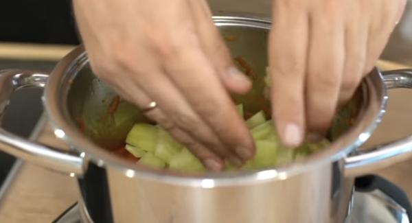 Sobald die Zeit abgelaufen ist, die Salatgurke hinzugeben.