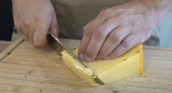 ca. 200g Gouda in Streifen scheiden.