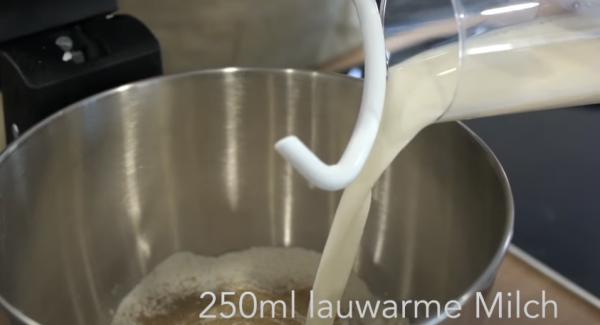 Dazu 300ml lauwarme Milch dazugeben.