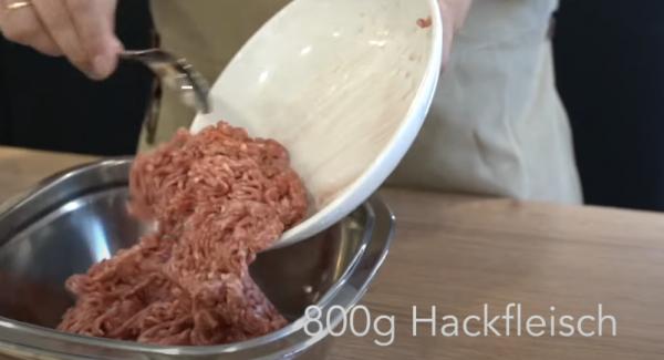 800g Hackfleisch in eine Schale geben.