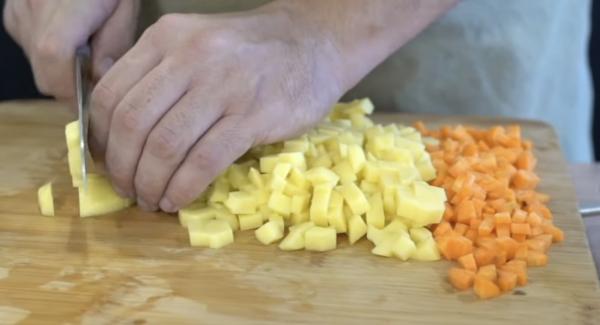 500g Kartoffeln und 3 Möhren kleinschneiden.