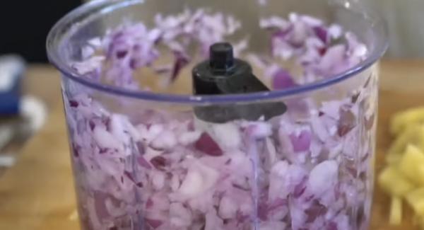 Zwei Zwiebeln mit dem Quickcut zerkleinern.