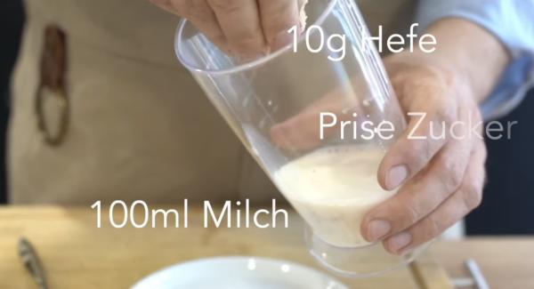Die 100ml Milch mit der 10g frischen Hefe und einer Prise Zucker vermischen.