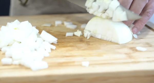 400g Zwiebeln in grobe Würfel schneiden.