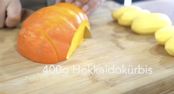 400g Hokkaido Kürbis in dicke Streifen schneiden.