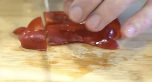 Eine Paprika in Würfel schneiden.