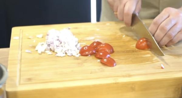 Ca. 300g Tomaten entkernen und kleinscheiden.