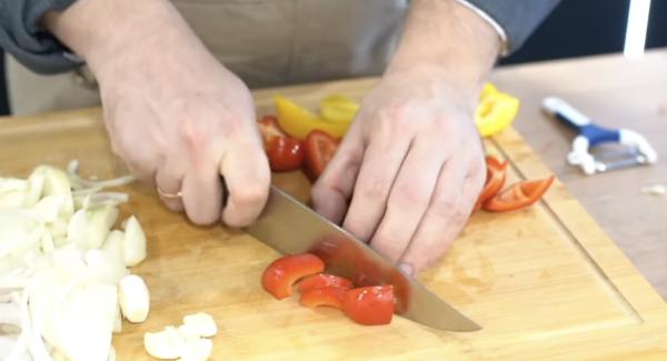 Zwei Paprikas in kleine Würfel schneiden.