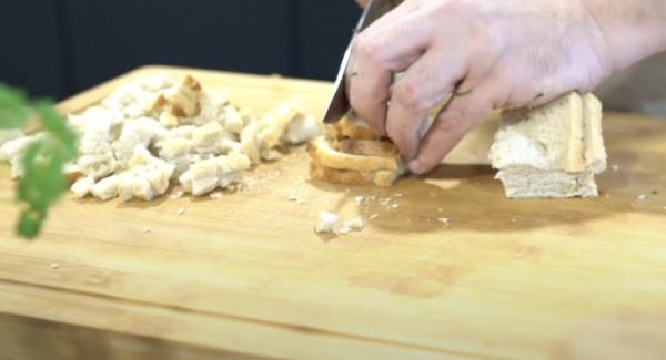 Den Spinat in eine Schale geben. Anscheinend 350g Weißbrot kleinschneiden.