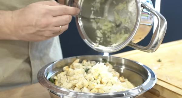 Sobald die Zwiebeln glasig geworden sind zu dem Weißbrot geben. Anschließend alles gut würzen mit Salz, Pepper Trio und Muskatnuss.