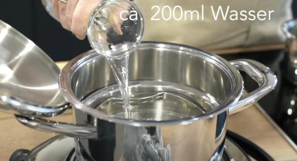 Den 20cm Softiera- Einsatz in den Topf setzen und anschließend ca. 200ml Wasser in den Topf gießen.