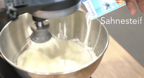 Mithilfe von Sahnesteif die Sahne Schalgen bis sie steif geworden ist.