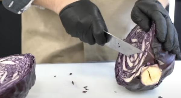 Den Strunk vom Rotkohl rausschneiden.