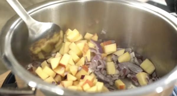 Sobald der Gänseschmalz vollständig geschmolzen ist, die Zwiebeln und die Äpfel in den Topf geben und anbraten lassen. Anschließend alles gut salzen.