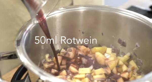 Mit 50ml Rotwein ablöschen.