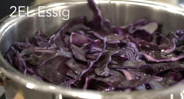 Zwei EL Essig über den Rotkohl gießen.