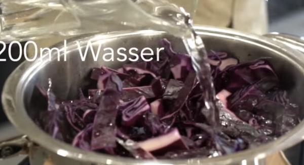 Den Rotkohl gut umrühren und leicht in den Topf drücken. Anschließend ca. 200ml Wasser dazugeben.