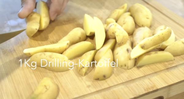 1 Kg Drilling-Kartoffel in Wedges schneiden.