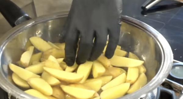 Anschließend die Wedges in die Hotpan geben. Wichtig: Die Kartoffeln nicht umrühren bis sie goldbraun sind (ca. 3 Min) . Der Hotpan bleibt bis dahin ohne Deckel.